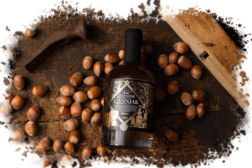 Kako odabrati savršen poklon za ljubitelje luksuznih pića. Luksuzan liker od lješnjka na drvenom stolu.