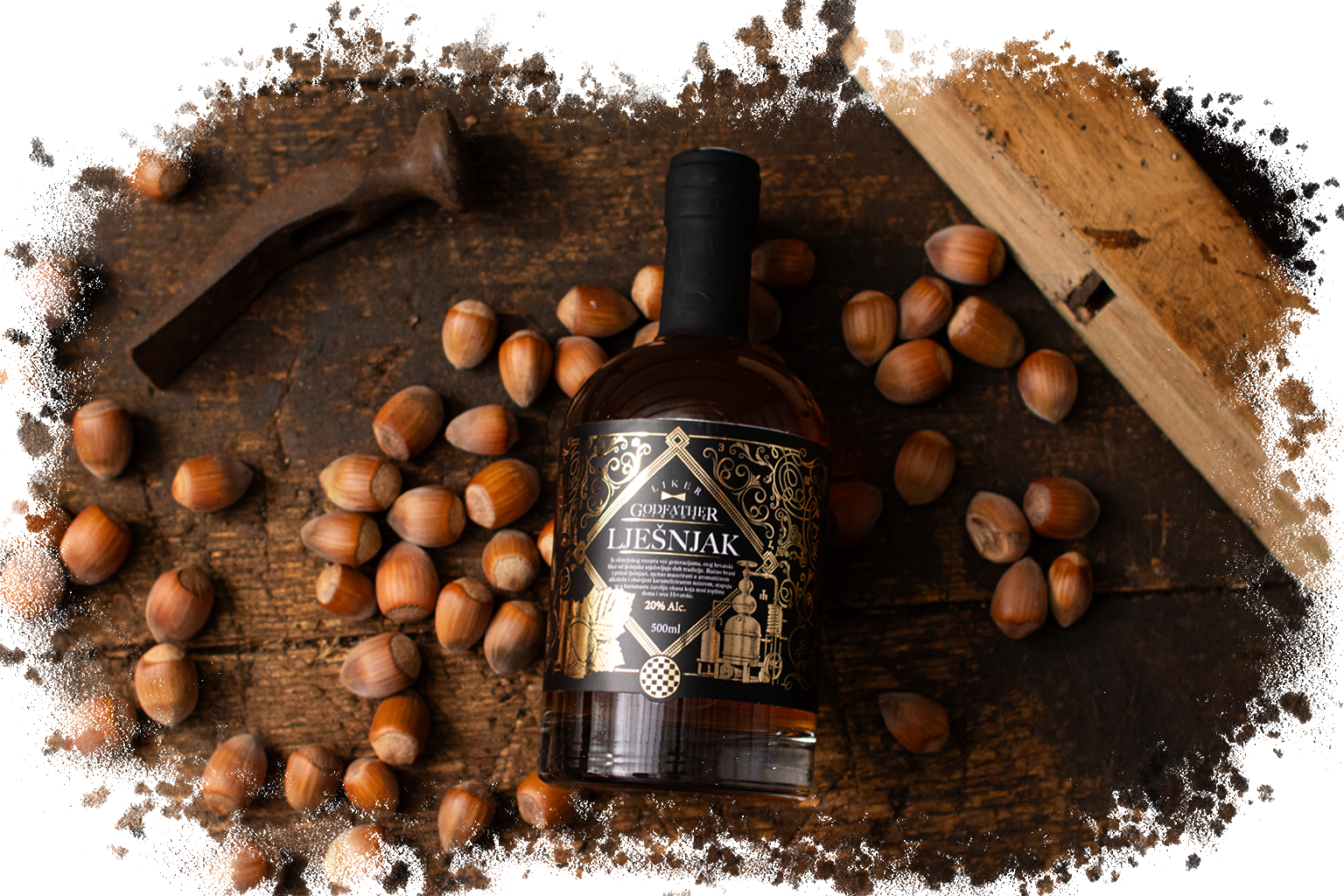 Kako odabrati savršen poklon za ljubitelje luksuznih pića. Luksuzan liker od lješnjka na drvenom stolu.